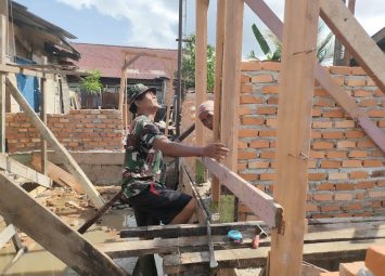 Hari Ini Satgas dan Warga Fokus di Pemasangan Kusen Pintu dan Batu Bata Dinding RTLH Ibu Nurhayati