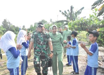 Brigjen TNI Sugiyono Beserta Ketua Persit KCK Koorcab Rem 031 PD I/BB Kuker ke Pulau Terluar di Koramil 11/Pulau Burung