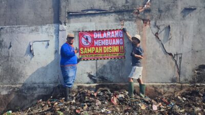 Bersihkan TPS Liar di Tirtasiak, Lurah dan Warga Gandeng Mahasiswa KKN UNRI