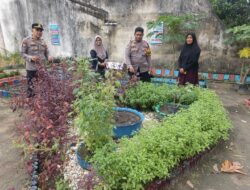 Perkuat Ketahanan Pangan Keluarga, Bhabinkamtibmas dan Kanit Binmas Kunjungi Kebun Warga Rintis