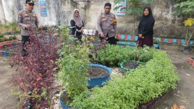 Perkuat Ketahanan Pangan Keluarga, Bhabinkamtibmas dan Kanit Binmas Kunjungi Kebun Warga Rintis