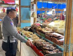 Inspeksi Pasar Sail, Pawas Polsek Limapuluh Pastikan Ketersediaan Bahan Pokok Terkendali