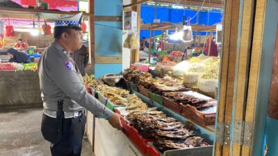 Inspeksi Pasar Sail, Pawas Polsek Limapuluh Pastikan Ketersediaan Bahan Pokok Terkendali
