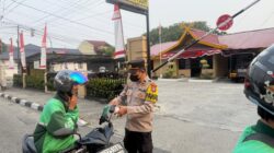 Cegah Gangguan Pernapasan Warga, Polsek Limapuluh Gelar Aksi Pembagian Masker