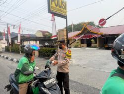 Cegah Gangguan Pernapasan Warga, Polsek Limapuluh Gelar Aksi Pembagian Masker