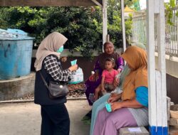 Bahaya Kabut Asap Mengancam, KKN 143 UMRI Bagikan Masker Saat Penyaluran Beras di Buluh Rampai