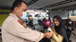 Cegah Dampak Polusi Udara, Polsek Limapuluh Turun Jalan Bagikan Masker Gratis