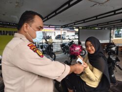 Cegah Dampak Polusi Udara, Polsek Limapuluh Turun Jalan Bagikan Masker Gratis