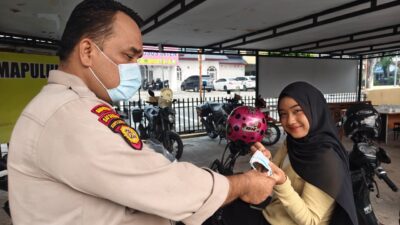Cegah Dampak Polusi Udara, Polsek Limapuluh Turun Jalan Bagikan Masker Gratis