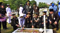 HUT ke-81 TNI, Danrem 031/WB Dampingi Pangdam XIX/Tuanku Tambusai Ziarah ke TMP Kusuma Dharma
