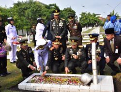 HUT ke-81 TNI, Danrem 031/WB Dampingi Pangdam XIX/Tuanku Tambusai Ziarah ke TMP Kusuma Dharma