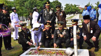HUT ke-81 TNI, Danrem 031/WB Dampingi Pangdam XIX/Tuanku Tambusai Ziarah ke TMP Kusuma Dharma
