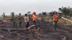 Kodam XIX/Tuanku Tambusai Lanjutkan Pendinginan Karhutla di Inhil, Cegah Api Kembali Menyala