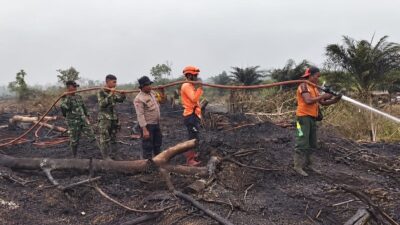 Kodam XIX/Tuanku Tambusai Lanjutkan Pendinginan Karhutla di Inhil, Cegah Api Kembali Menyala