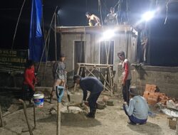 Kodim 0314/Inhil Kebut Pembangunan MCK dan Sumur Bor Hingga Malam Demi Sukseskan TMMD Ke-130 di Desa Kuala Lemang