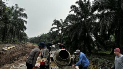 Bahu-Membahu TNI-Polri dan Masyakarat Kembangkan Desa, Kodim 0314/Inhil Semenisasi Jalan 1 Km Dalam TMMD Ke-130