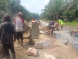 Pantang Menyerah! Satgas TMMD ke-130 Kodim 0314/Inhil Kebut Semenisasi Jalan, 810 Meter Tuntas Dikerjakan