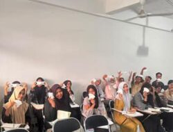 Tak Tinggal Diam di Tengah Kabut Asap di Riau, Keluarga Mahasiswa FMIPAKES UMRI Bagikan 500 Masker